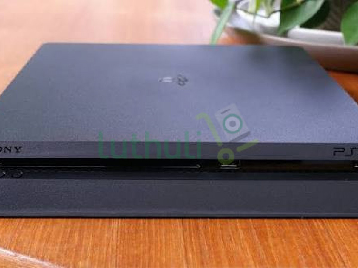 PS4 Standard 500GB Ex-UK With 1 Gamepad