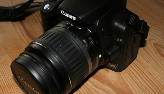 Compact DSLR camera with 8MP sensor and interchangeable lenses