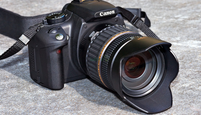 Compact DSLR camera with 8MP sensor and interchangeable lenses
