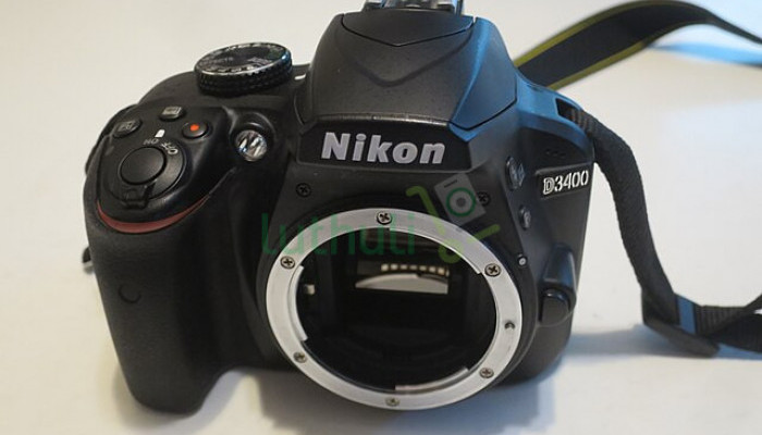 Lightweight Nikon DSLR with HD video and beginner-friendly
