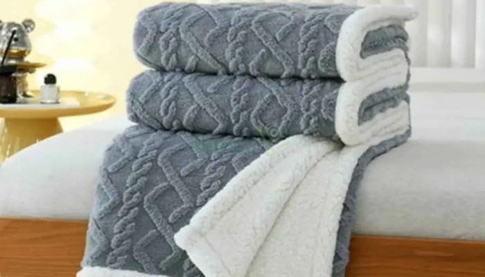 Thickened Warmth : woolen throw blanket that is large in size.