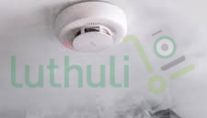 Battery and plug-in smoke detector for early fire warning